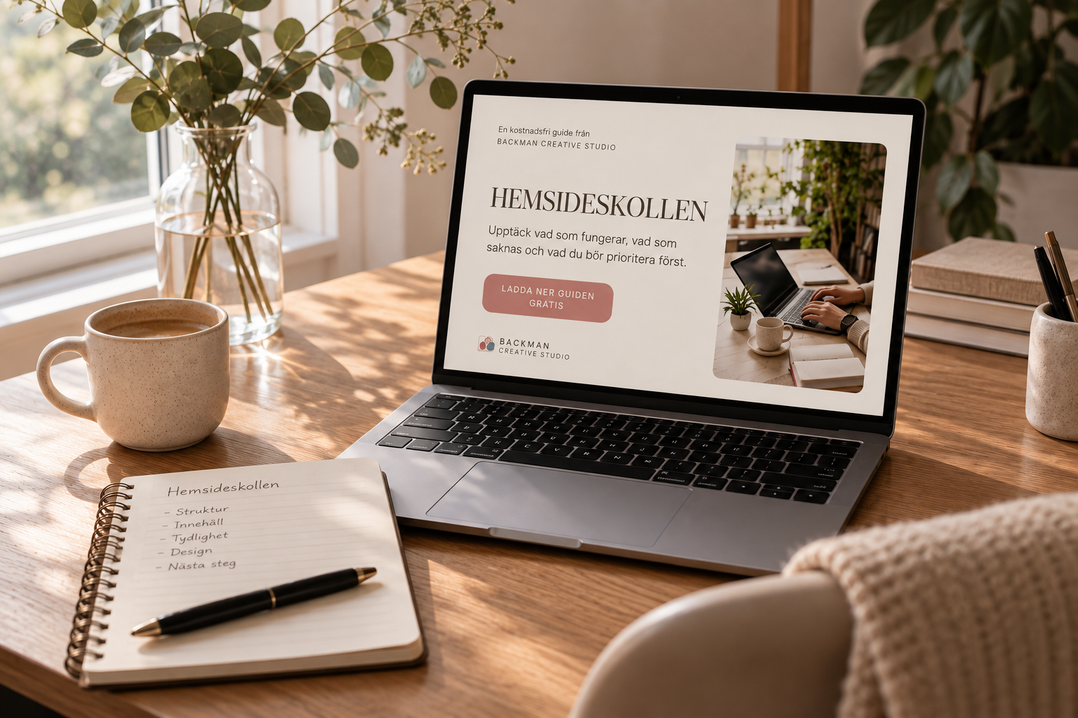 Hemsideskollen från Backman Creative Studio Hemsideskollen visas på en laptop vid ett skrivbord